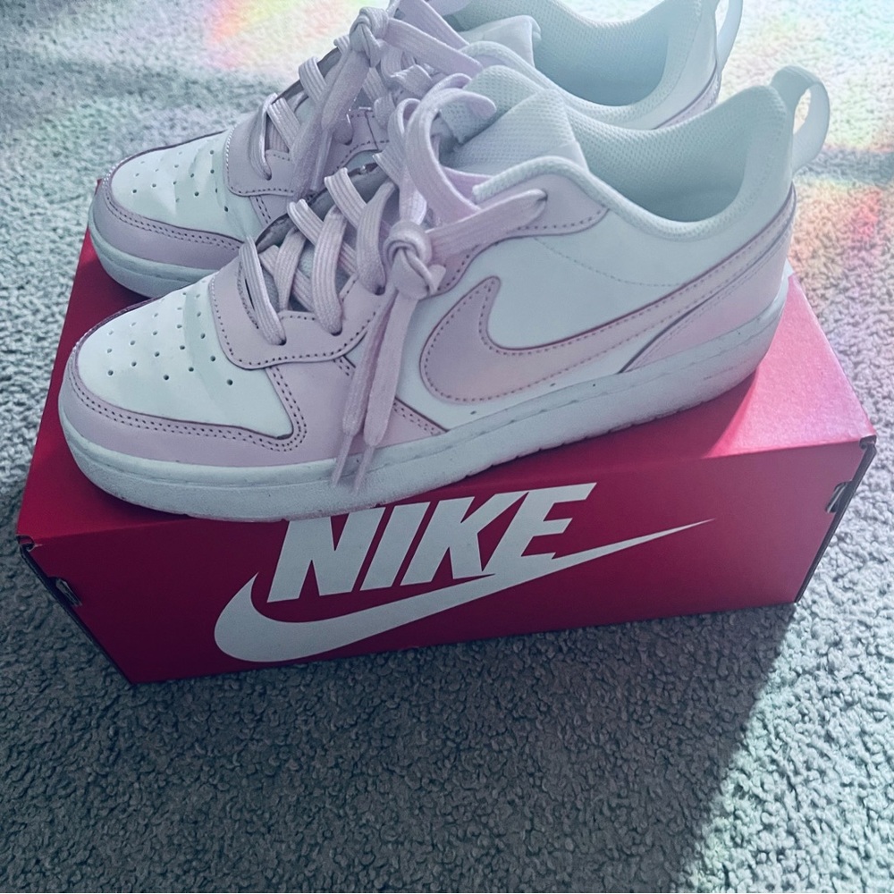 Nike court borough low se 6y/7.5w